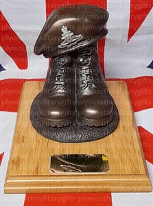 Royal Artillery Regiment Presentation Boot & Beret Figure Light Oak base